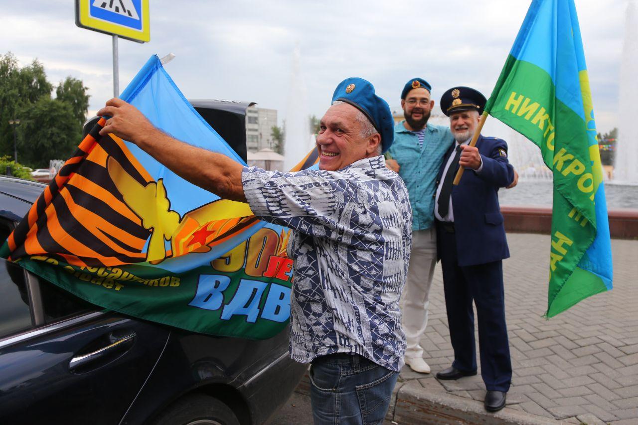 Фото Десантники в фонтанах и колонны машин. Что происходит на улицах Новосибирска в День ВДВ. ОНЛАЙН 16